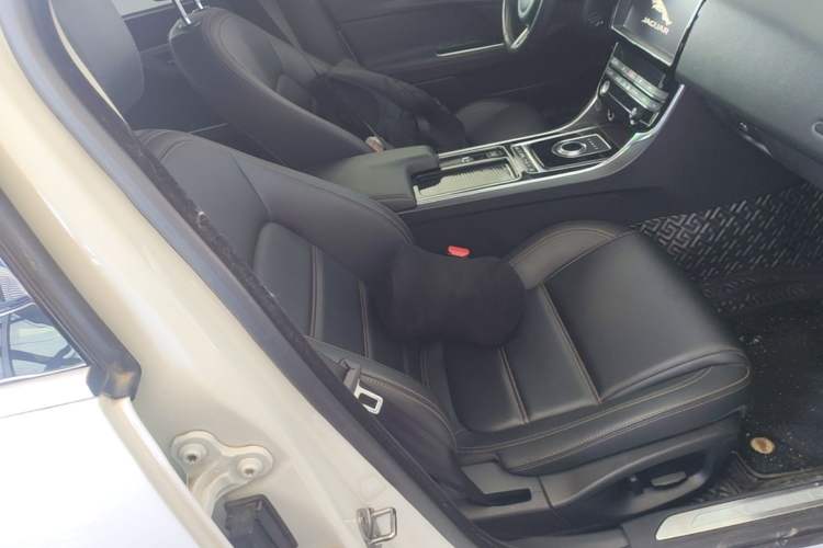 Used Jaguar XEL 2019 2.0T 200 PS Luxury Edition Right Front Seat