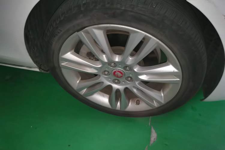 Used Jaguar XEL 2019 2.0T 200 PS Deluxe Edition Right Front Wheel Hub
