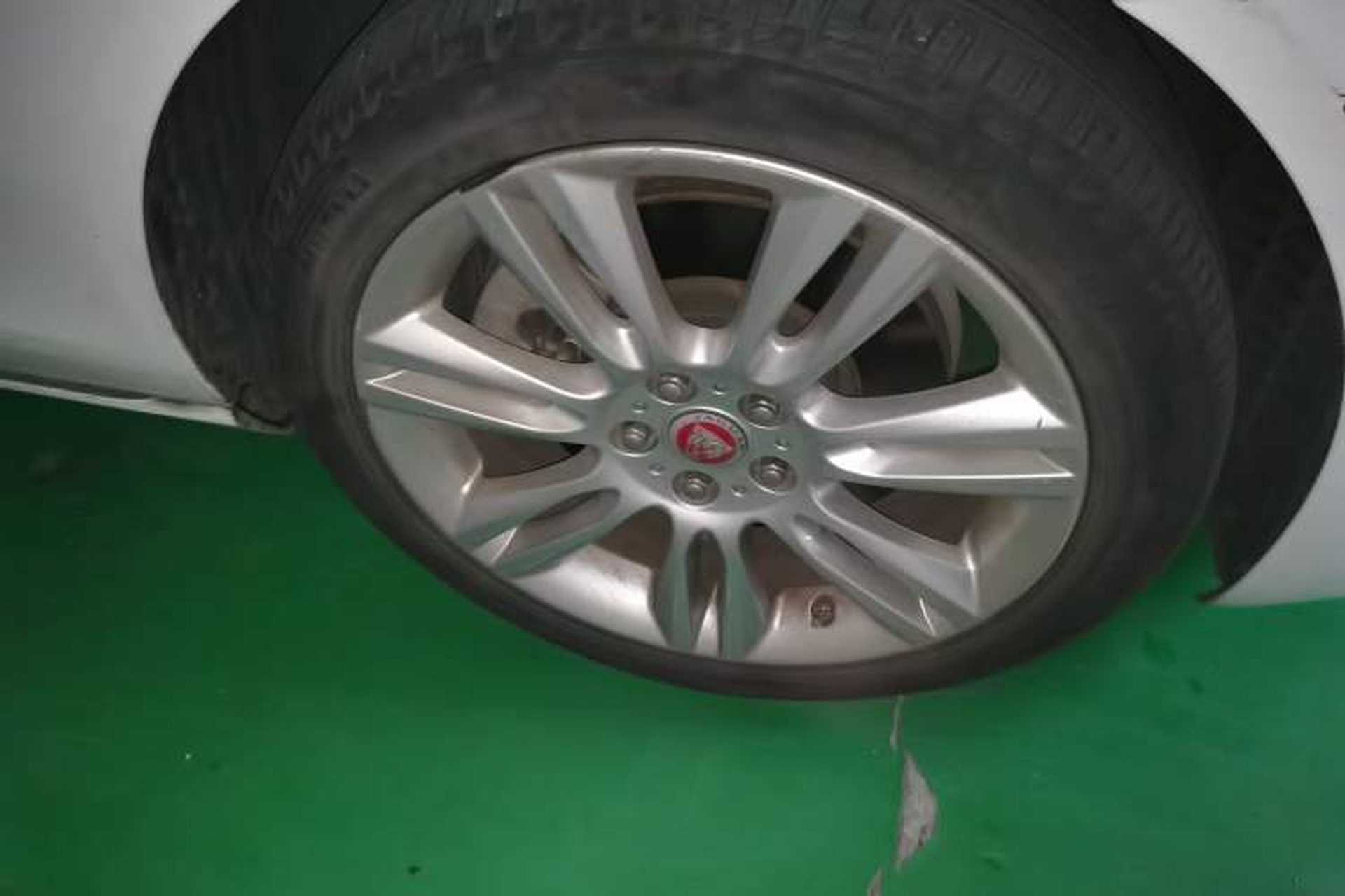 Used Jaguar XEL 2019 2.0T 200 PS Deluxe Edition Right Front Wheel Hub
