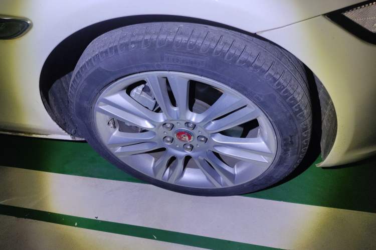 Used Jaguar XEL 2019 2.0T 200 PS Deluxe Edition Right Front Wheel Hub