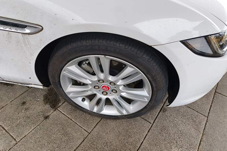 Used Jaguar XEL 2019 2.0T 200 PS Deluxe Edition Right Front Wheel Hub