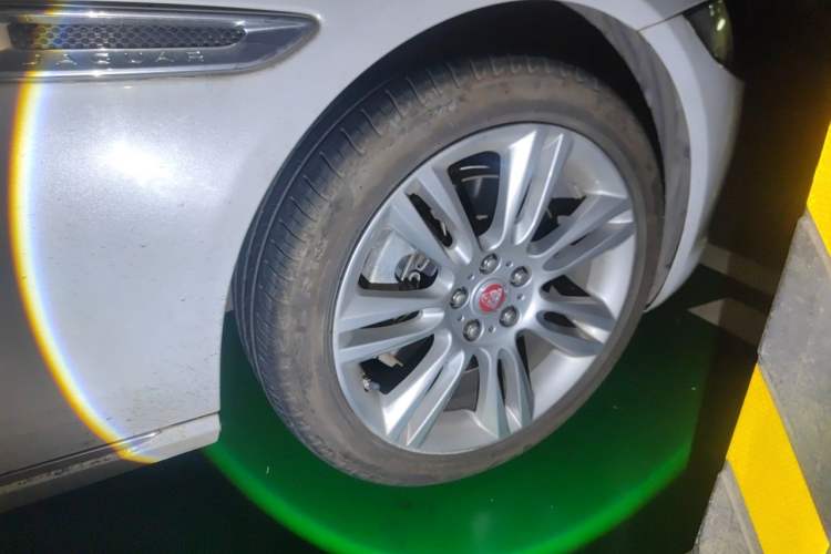 Used Jaguar XEL 2019 2.0T 200 PS Deluxe Edition Right Front Wheel Hub