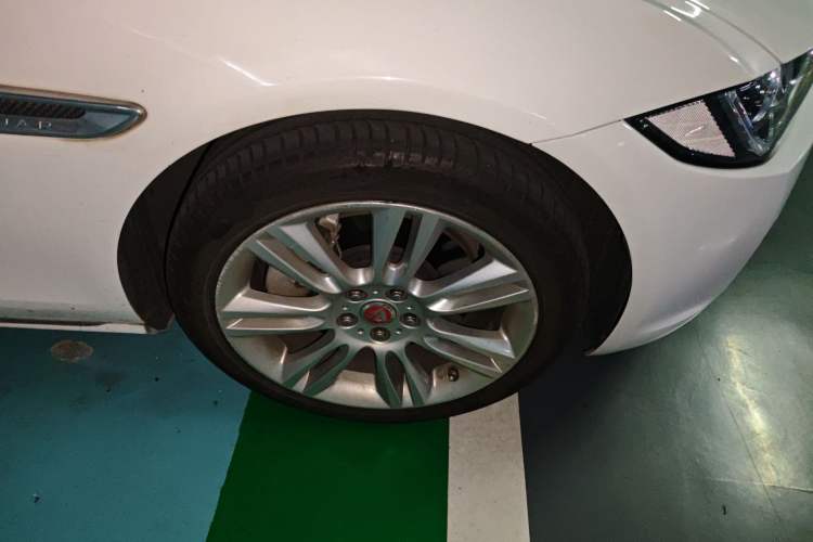 Used Jaguar XEL 2019 2.0T 200 PS Deluxe Edition Right Front Wheel Hub