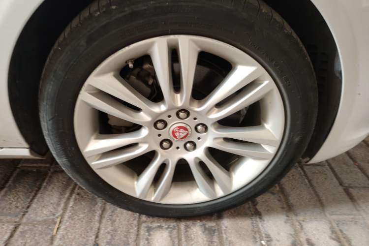 Used Jaguar XEL 2019 2.0T 200 PS Elite Edition Right Front Wheel Hub
