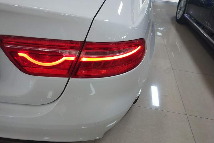 Used Jaguar XEL 2019 2.0T 200 PS Deluxe Edition Right Rear Taillight