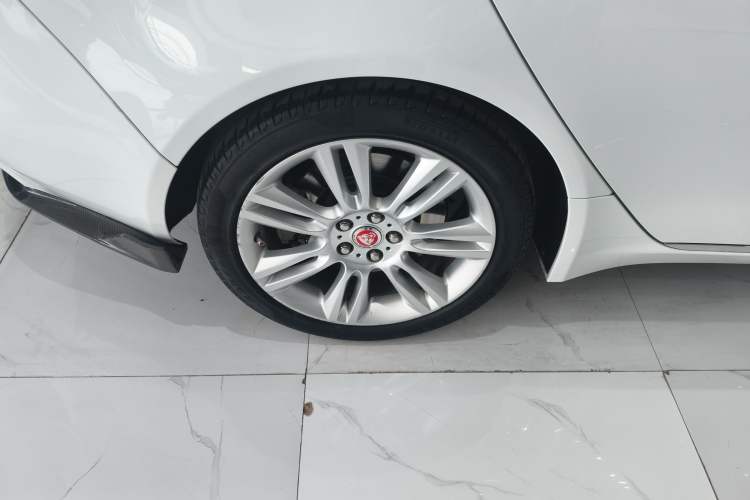 Used Jaguar XEL 2019 2.0T 200 PS Deluxe Edition Right Rear Wheel Hub