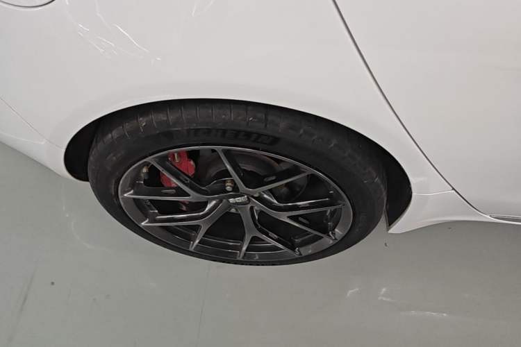 Used Jaguar XEL 2019 2.0T 200 PS Deluxe Edition Right Rear Wheel Hub