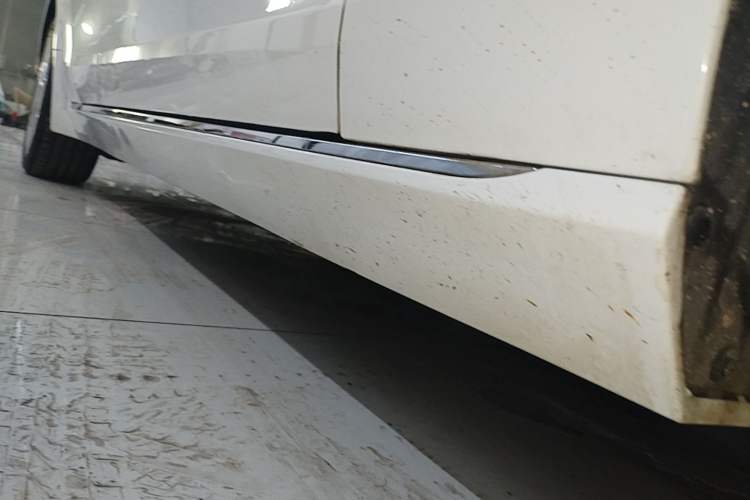 Used Jaguar XEL 2019 2.0T 200 PS Deluxe Edition Right Side Sill