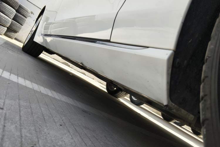 Used Jaguar XEL 2019 2.0T 250 PS Premium Edition Right Side Sill