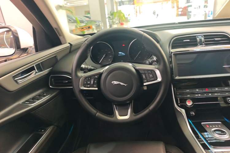 Used Jaguar XEL 2019 2.0T 200 PS Luxury Edition Steering Wheel