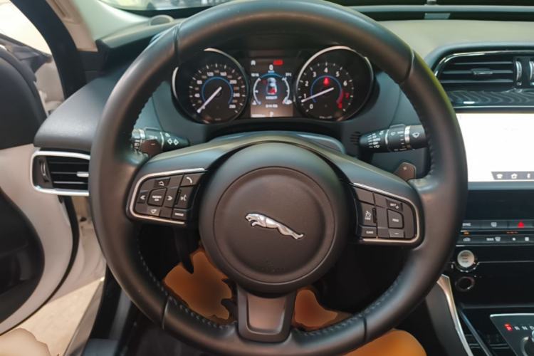 Used Jaguar XEL 2019 2.0T 200 PS Elite Edition Steering Wheel