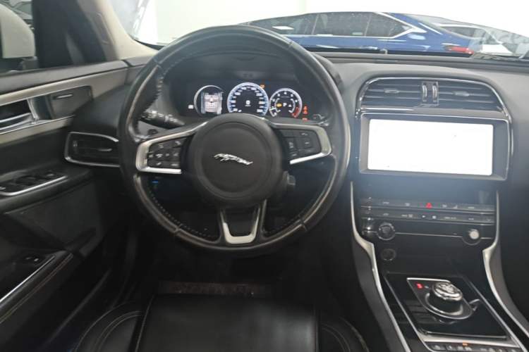 Used Jaguar XEL 2019 2.0T 200 PS Deluxe Edition Steering Wheel