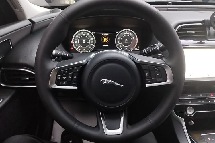 Used Jaguar XEL 2019 2.0T 200 PS Deluxe Edition Steering Wheel
