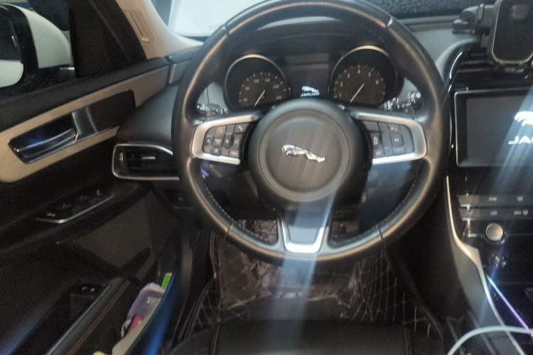 Used Jaguar XEL 2019 2.0T 200 PS Luxury Edition Steering Wheel