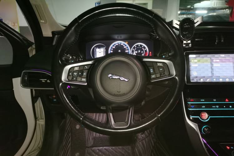 Used Jaguar XEL 2019 2.0T 200 PS Deluxe Edition Steering Wheel