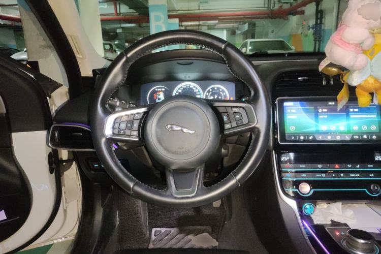 Used Jaguar XEL 2019 2.0T 200 PS Deluxe Edition Steering Wheel