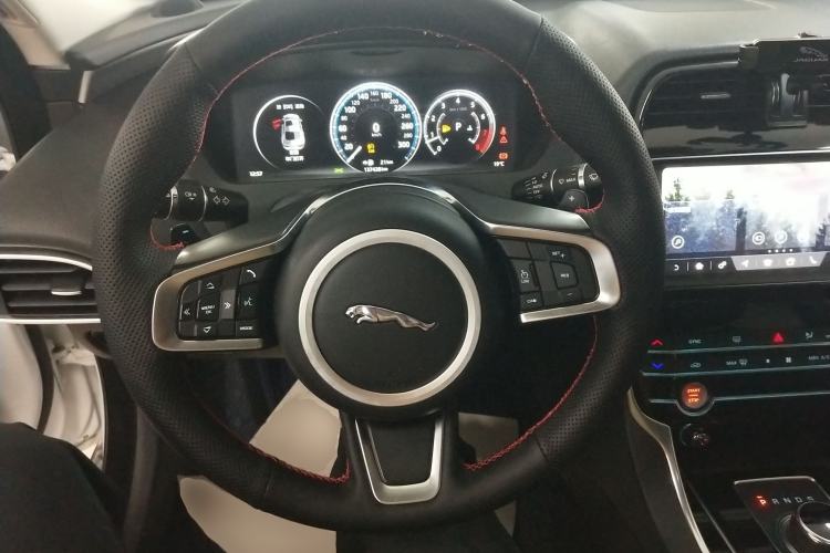 Used Jaguar XEL 2019 2.0T 200 PS Deluxe Edition Steering Wheel