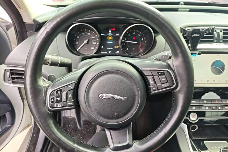 Used Jaguar XEL 2019 2.0T 200 PS Elite Edition Steering Wheel