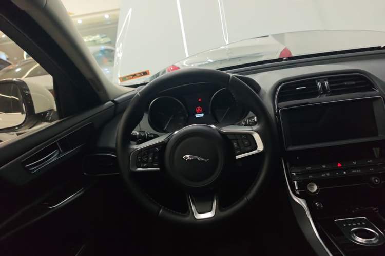 Used Jaguar XEL 2019 2.0T 200 PS Luxury Edition Steering Wheel
