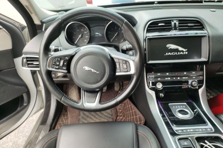 Used Jaguar XEL 2019 2.0T 200 PS Luxury Edition Steering Wheel
