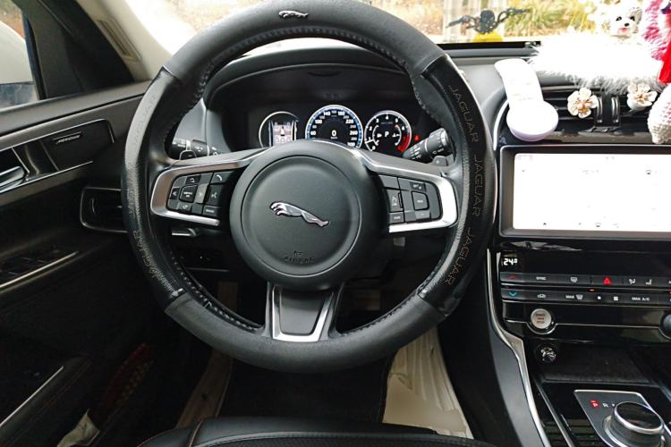 Used Jaguar XEL 2019 2.0T 200 PS Deluxe Edition Steering Wheel