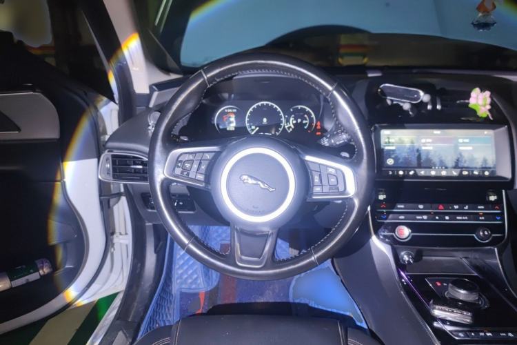 Used Jaguar XEL 2019 2.0T 200 PS Deluxe Edition Steering Wheel