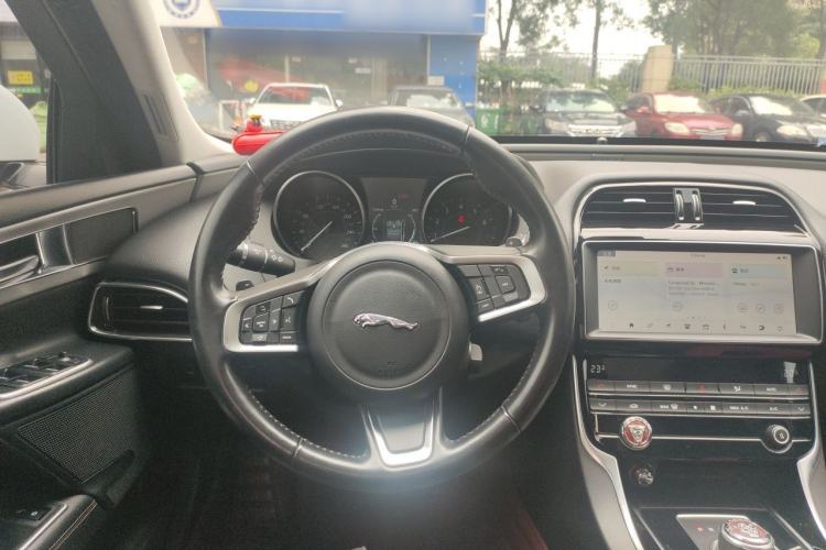 Used Jaguar XEL 2019 2.0T 200 PS Deluxe Edition Steering Wheel