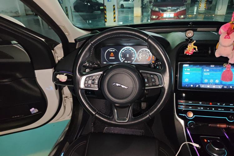 Used Jaguar XEL 2019 2.0T 200 PS Deluxe Edition Steering Wheel