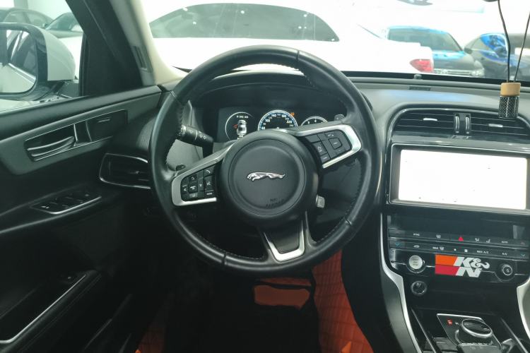 Used Jaguar XEL 2019 2.0T 200 PS Deluxe Edition Steering Wheel