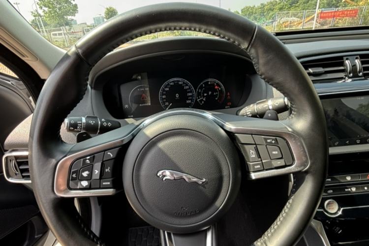 Used Jaguar XEL 2019 2.0T 200 PS Deluxe Edition Steering Wheel