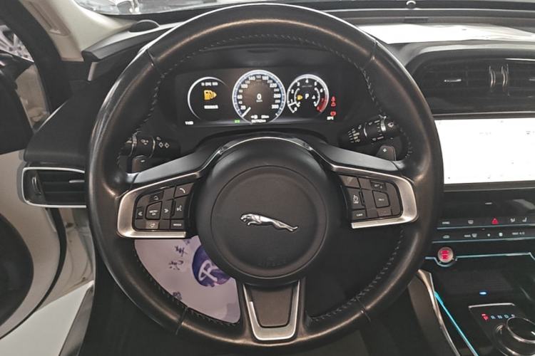 Used Jaguar XEL 2019 2.0T 200 PS Deluxe Edition Steering Wheel