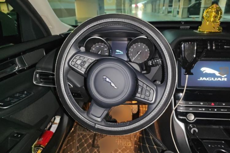 Used Jaguar XEL 2019 2.0T 200 PS Elite Edition Steering Wheel