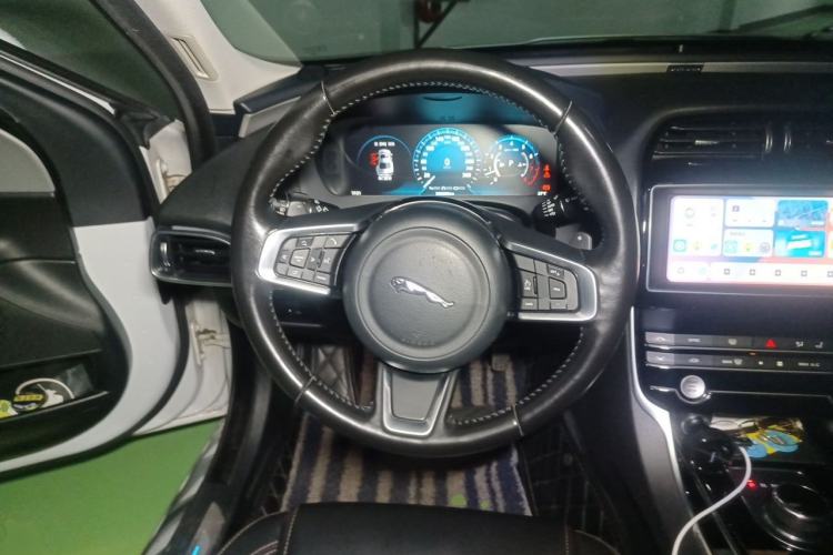 Used Jaguar XEL 2019 2.0T 200 PS Deluxe Edition Steering Wheel