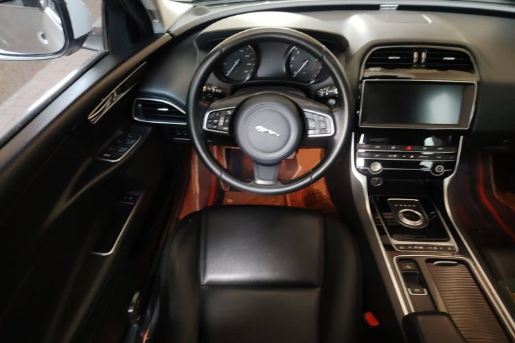 Used Jaguar XEL 2019 2.0T 200 PS Elite Edition Steering Wheel