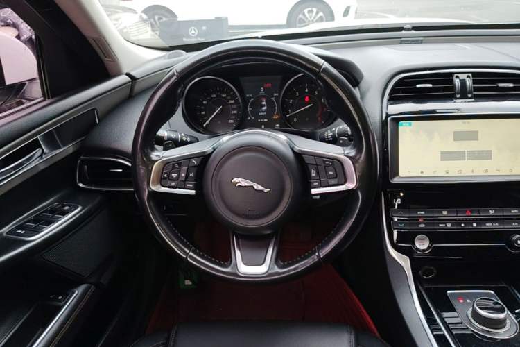Used Jaguar XEL 2019 2.0T 200 PS Elite Edition Steering Wheel