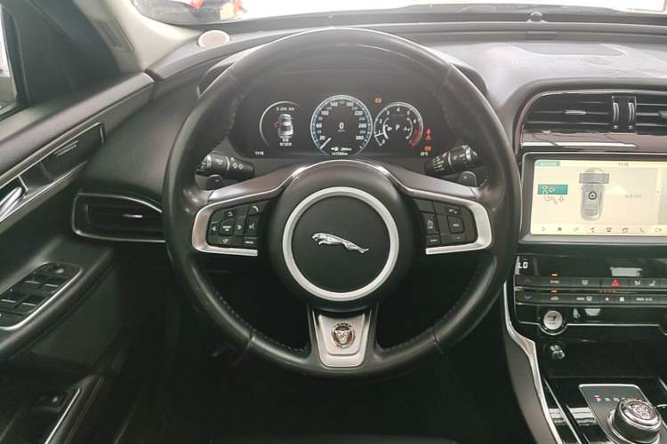 Used Jaguar XEL 2019 2.0T 200 PS Deluxe Edition Steering Wheel