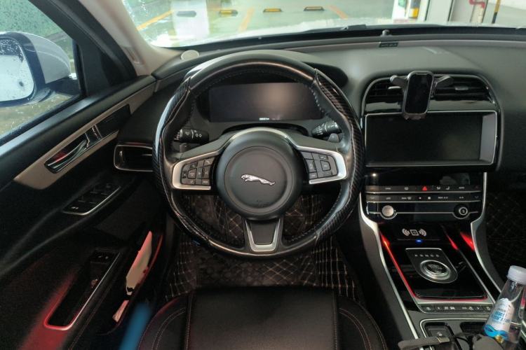 Used Jaguar XEL 2019 2.0T 200 PS Deluxe Edition Steering Wheel