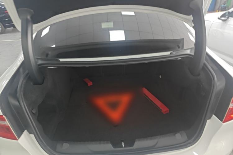 Used Jaguar XEL 2019 2.0T 200 PS Deluxe Edition Trunk
