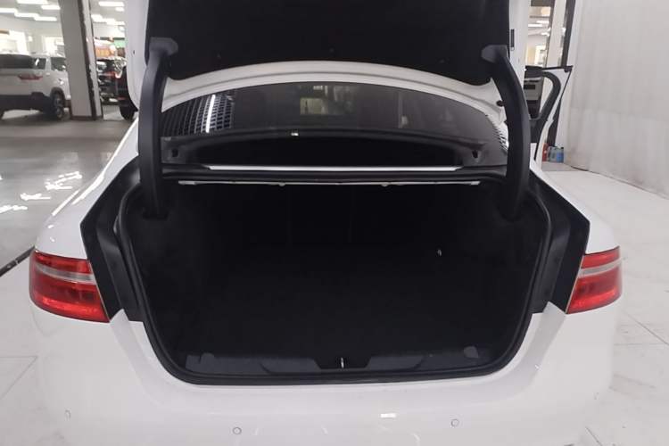Used Jaguar XEL 2019 2.0T 200 PS Deluxe Edition Trunk