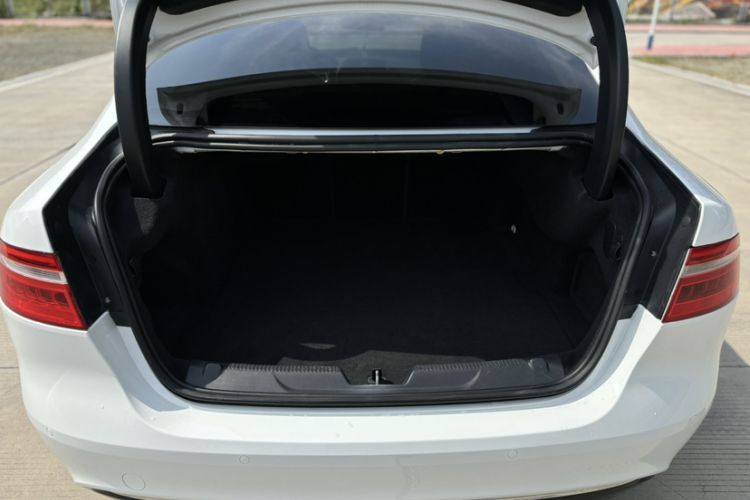 Used Jaguar XEL 2019 2.0T 200 PS Deluxe Edition Trunk