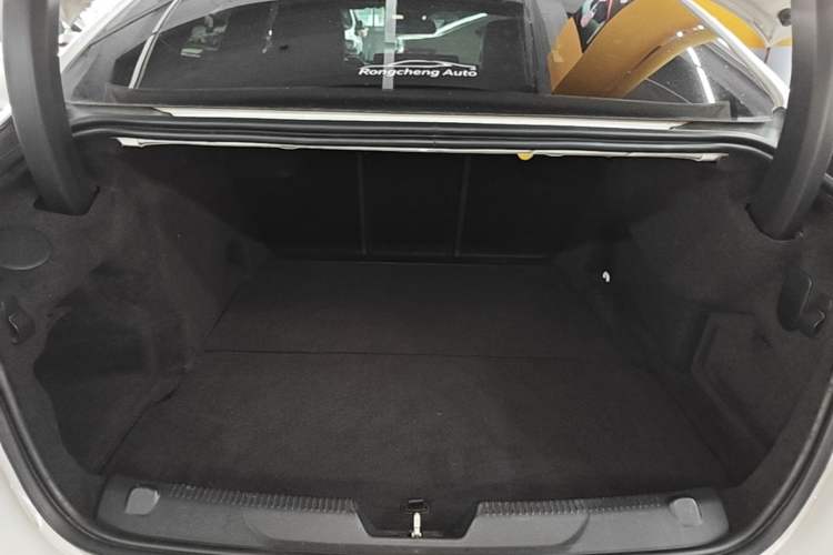Used Jaguar XEL 2019 2.0T 200 PS Deluxe Edition Trunk