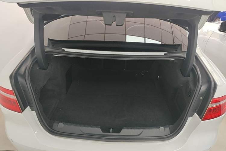 Used Jaguar XEL 2019 2.0T 200 PS Deluxe Edition Trunk