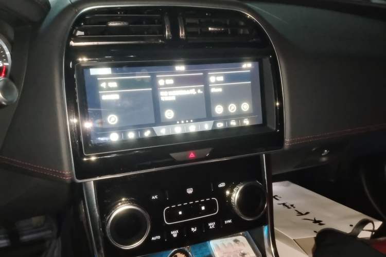 Used Jaguar XEL 2020 2.0T 200 PS R-DYNAMIC S Advanced Sport Edition Audio And AC Panel
