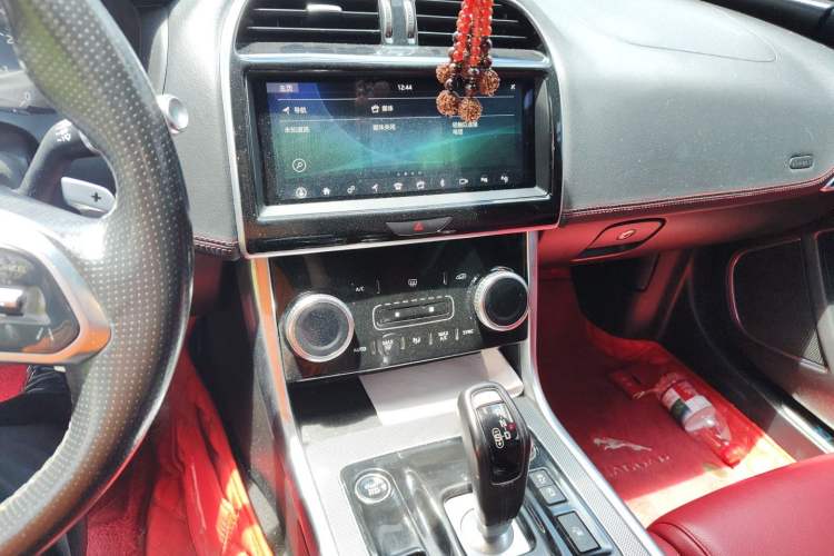 Used Jaguar XEL 2020 2.0T 200 PS R-DYNAMIC S Advanced Sport Edition Audio And AC Panel