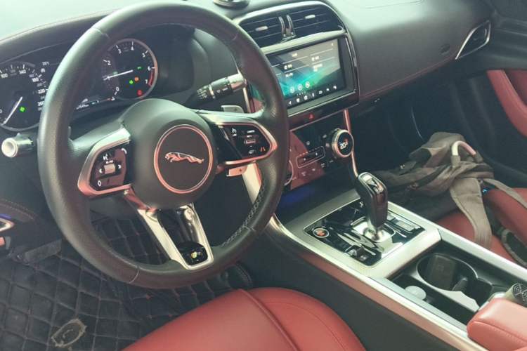 Used Jaguar XEL 2020 2.0T 200 PS R-DYNAMIC S Advanced Sport Edition Center Console