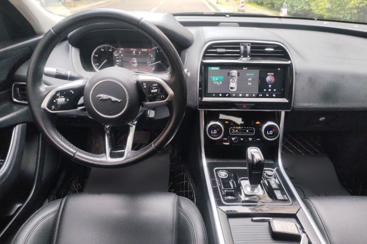 Used Jaguar XEL 2020 2.0T 200 PS S Advanced Elegance Edition Center Console