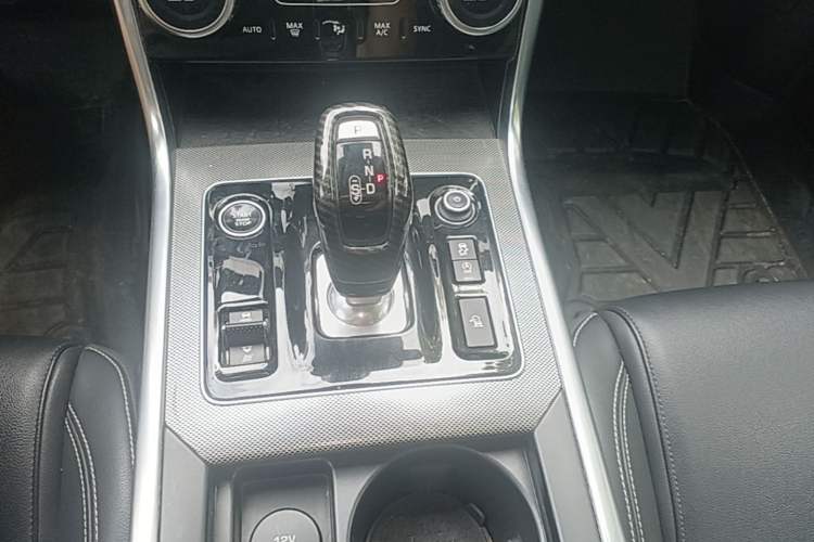 Used Jaguar XEL 2020 2.0T 200 PS R-DYNAMIC S Advanced Sport Edition Gear Lever