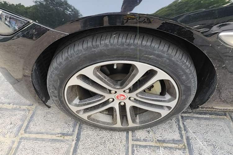 Used Jaguar XEL 2020 2.0T 200 PS R-DYNAMIC S Advanced Sport Edition Left Front Wheel Hub