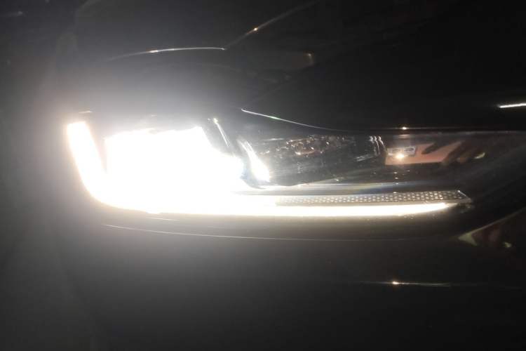 Used Jaguar XEL 2020 2.0T 200 PS R-DYNAMIC S Advanced Sport Edition Right Front Headlight