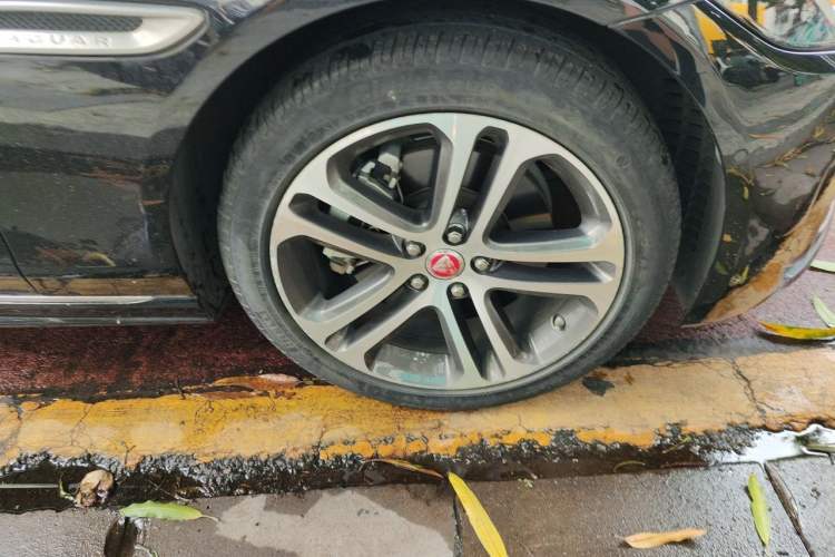Used Jaguar XEL 2020 2.0T 200 PS R-DYNAMIC S Advanced Sport Edition Right Front Wheel Hub